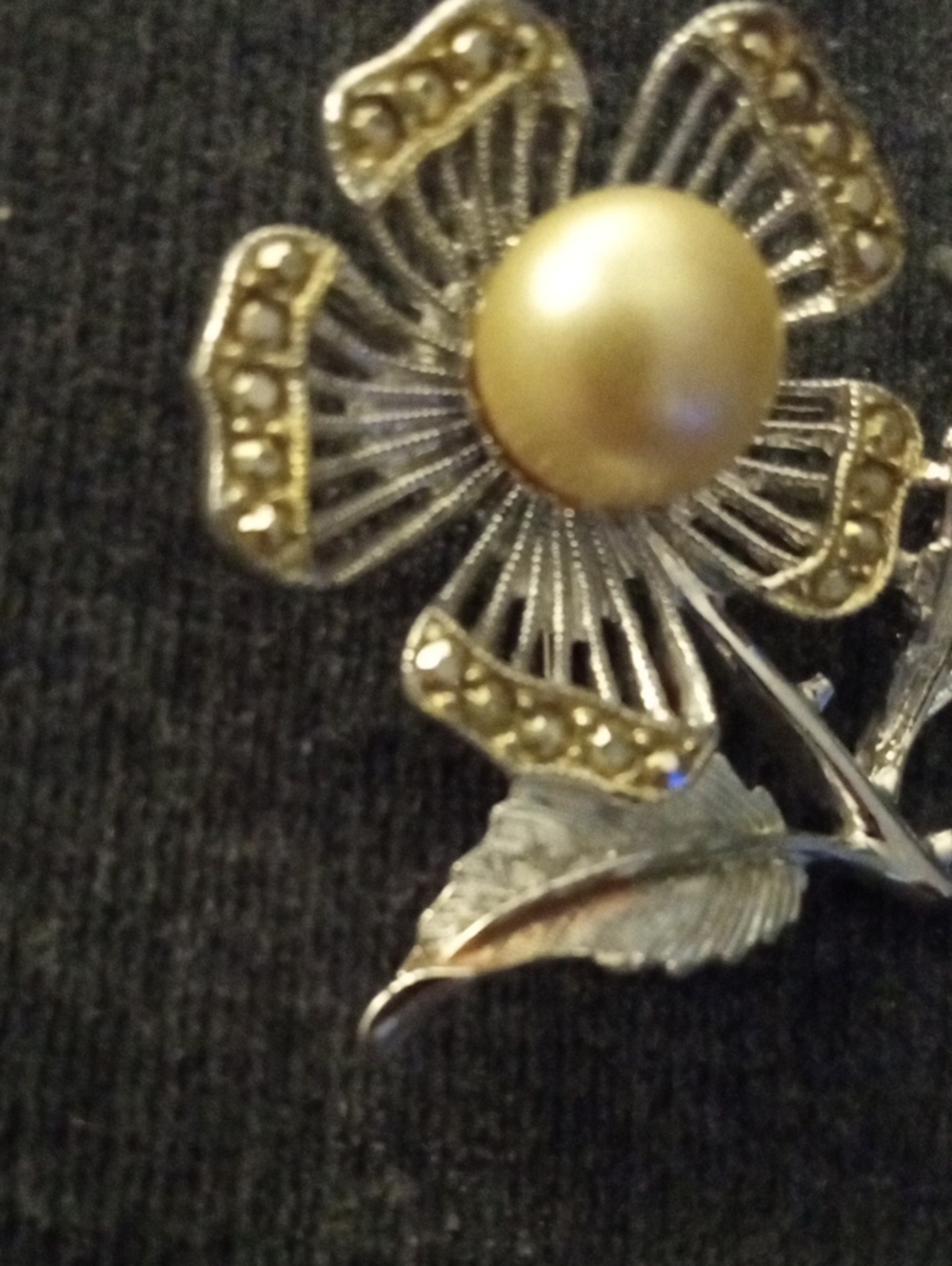 Two (2) Vintage Flower Brooches - Picture 7 of 11